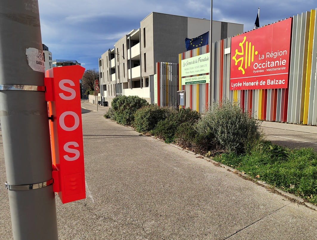 Sécurité : trois bornes d’appel d’urgence supplémentaires devant les lycées et collège en service dans la commune 