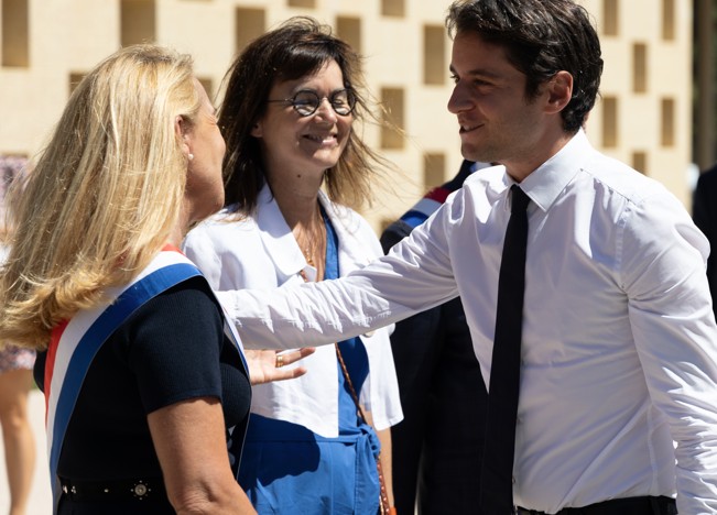 Le ministre Gabriel Attal visitant le futur groupe scolaire Jacques Chirac