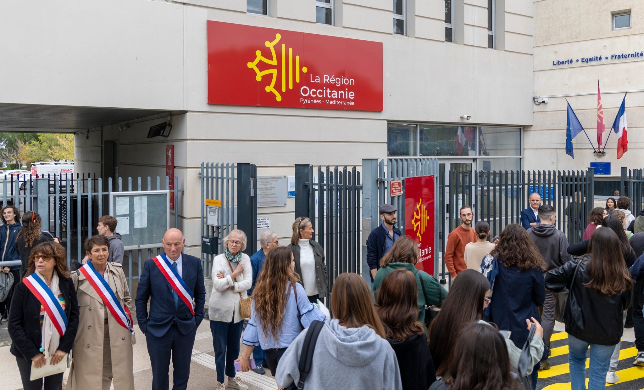 Les élèves rendent hommage à Dominique Bernard et Samuel Paty devant leur établissement