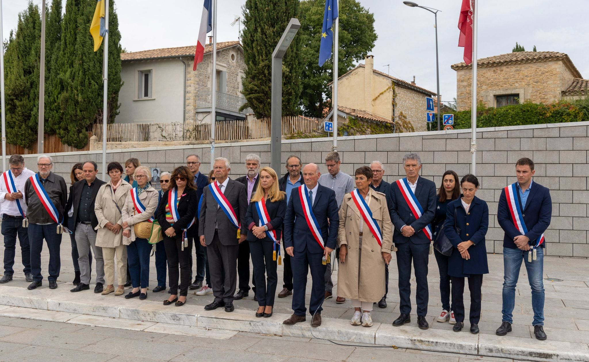 Les élus rendent hommage à Dominique Bernard et Samuel Paty, sur le parvis de l'Hôtel de Ville