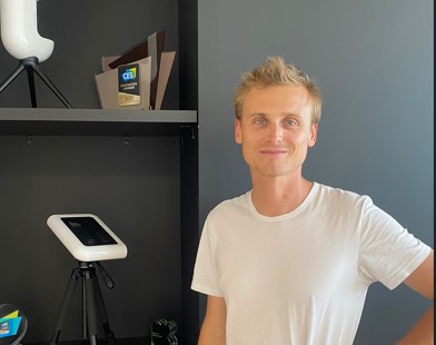 Cyril Dupuy, CEO de l'entreprise castelnauvienne Vaonis, devant ses télescopes intelligents