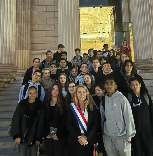 Une photographie des élèves du collège Frédéric Bazille avec Laurence Cristol
