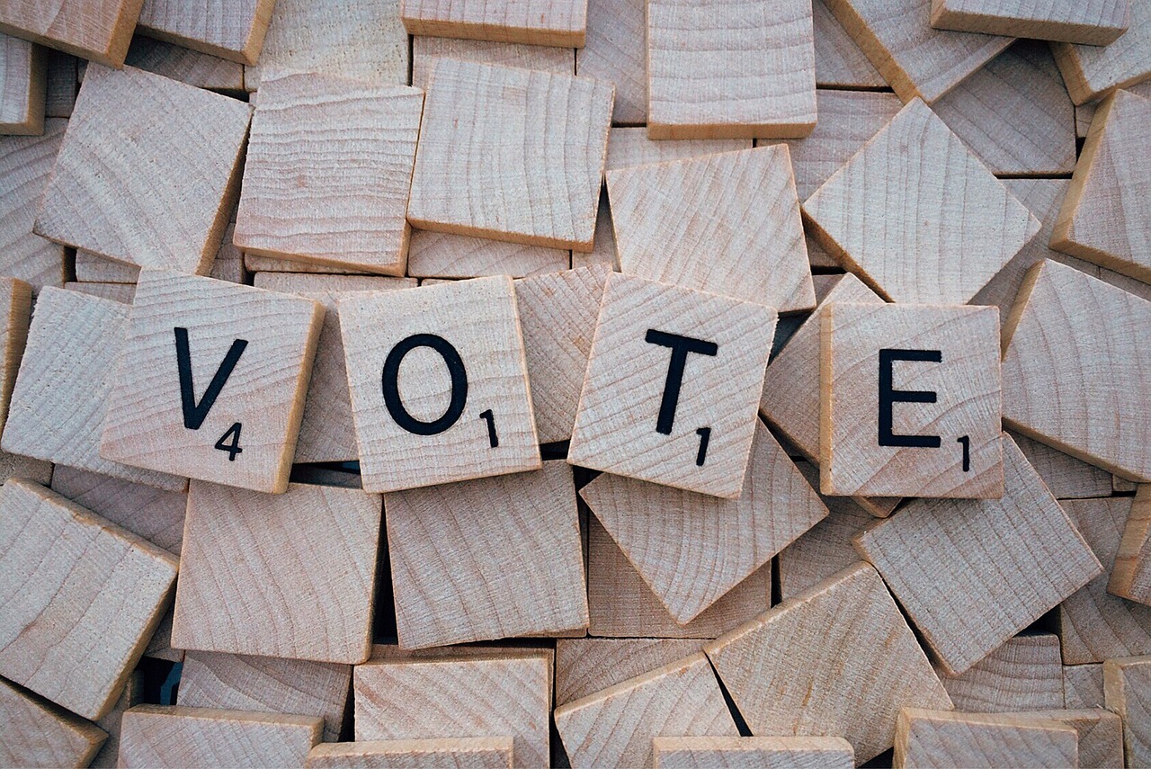 Jeu de scrabble avec les lettres formant le mot : vote