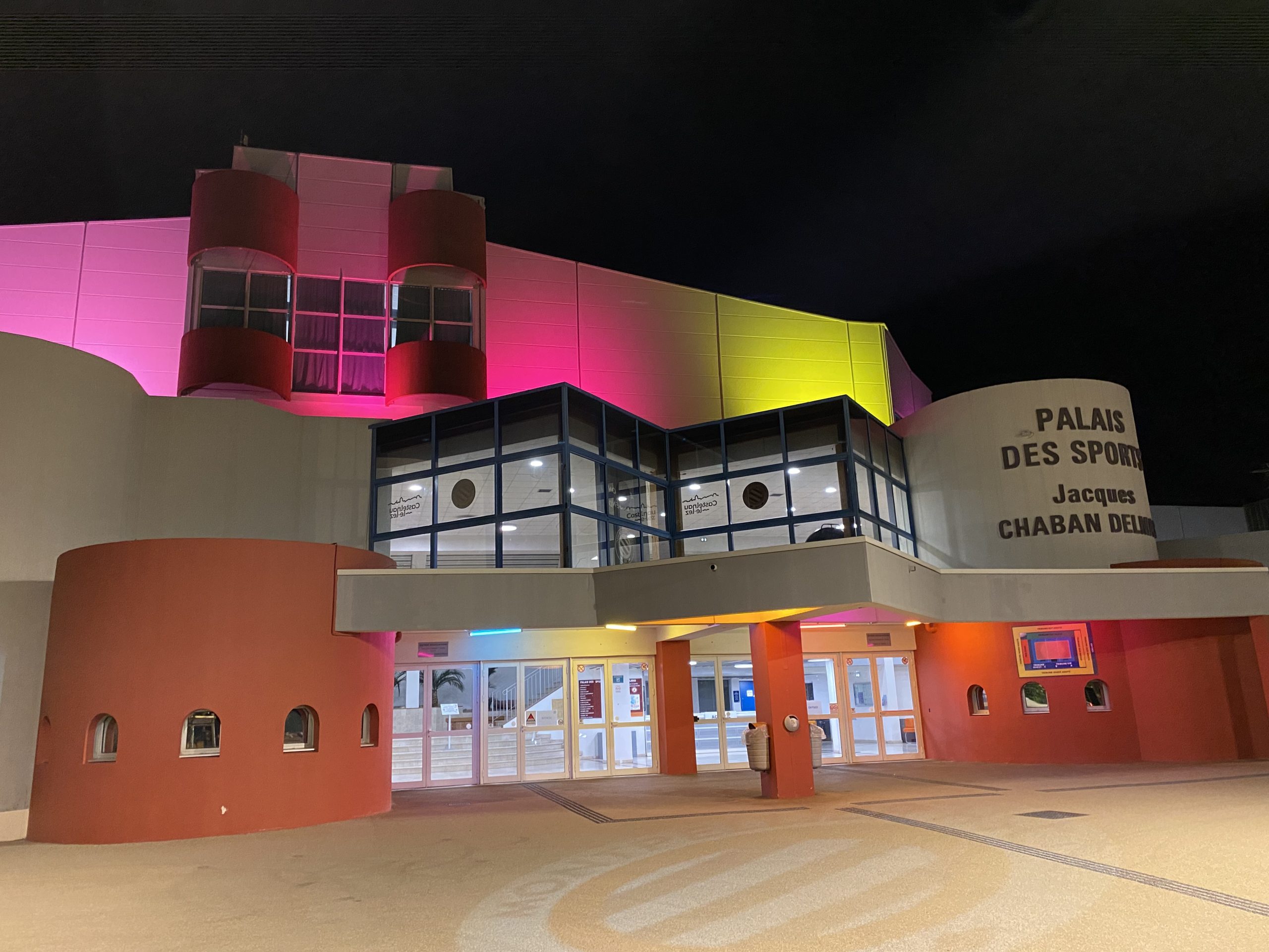 La façade du palais des Sports illuminée en rose pour Octobre rose