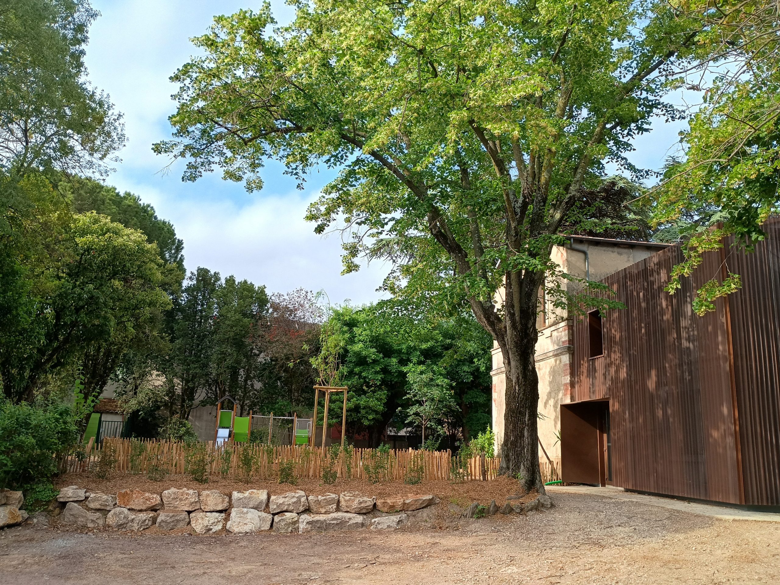 Le Clos des Verdures et son aire de jeux pour enfants, le square Laurent Bochu