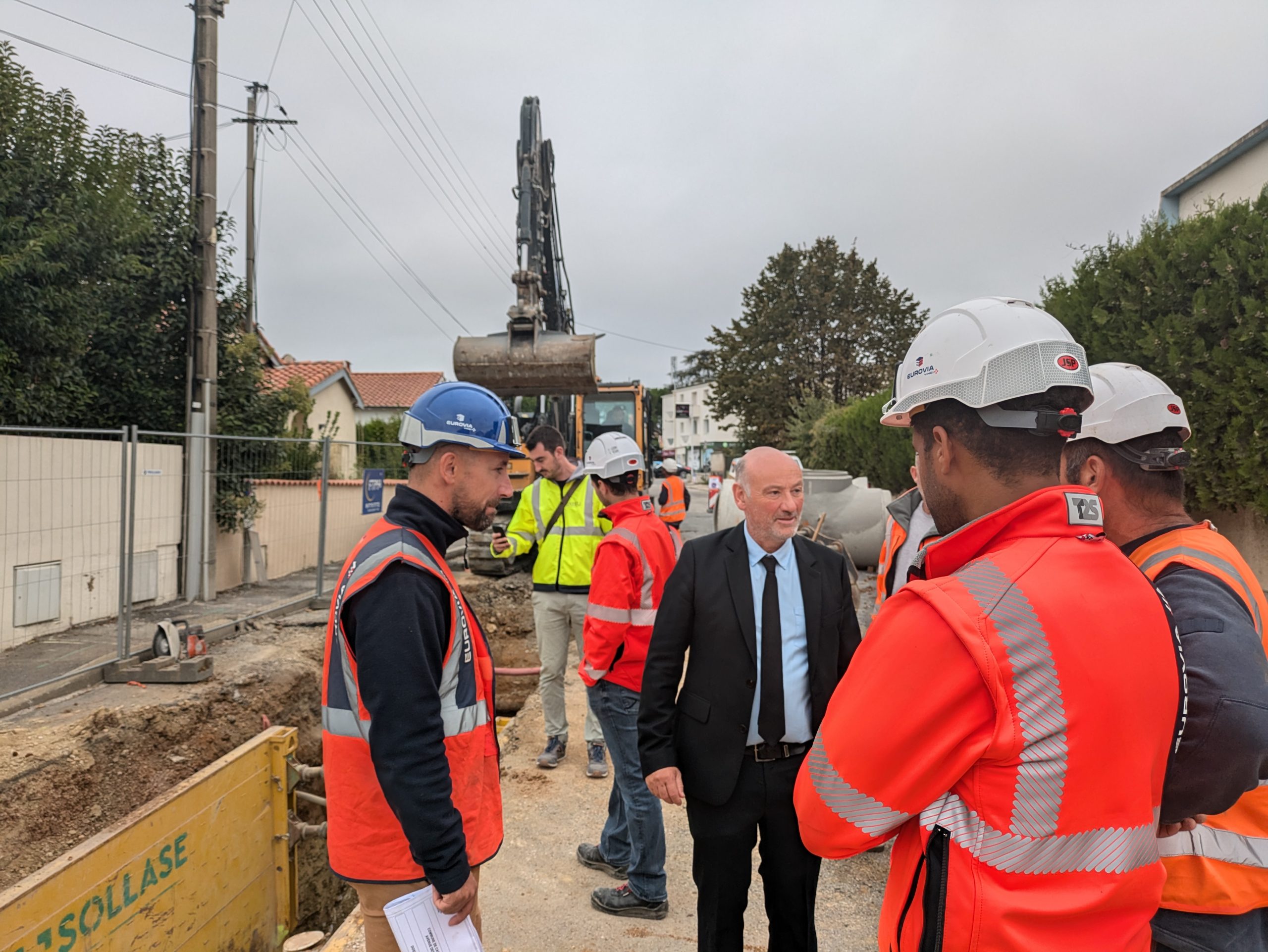 Le Maire Frédéric Lafforgue rencontre les ouvriers du chantier de l'avenue des Centurions
