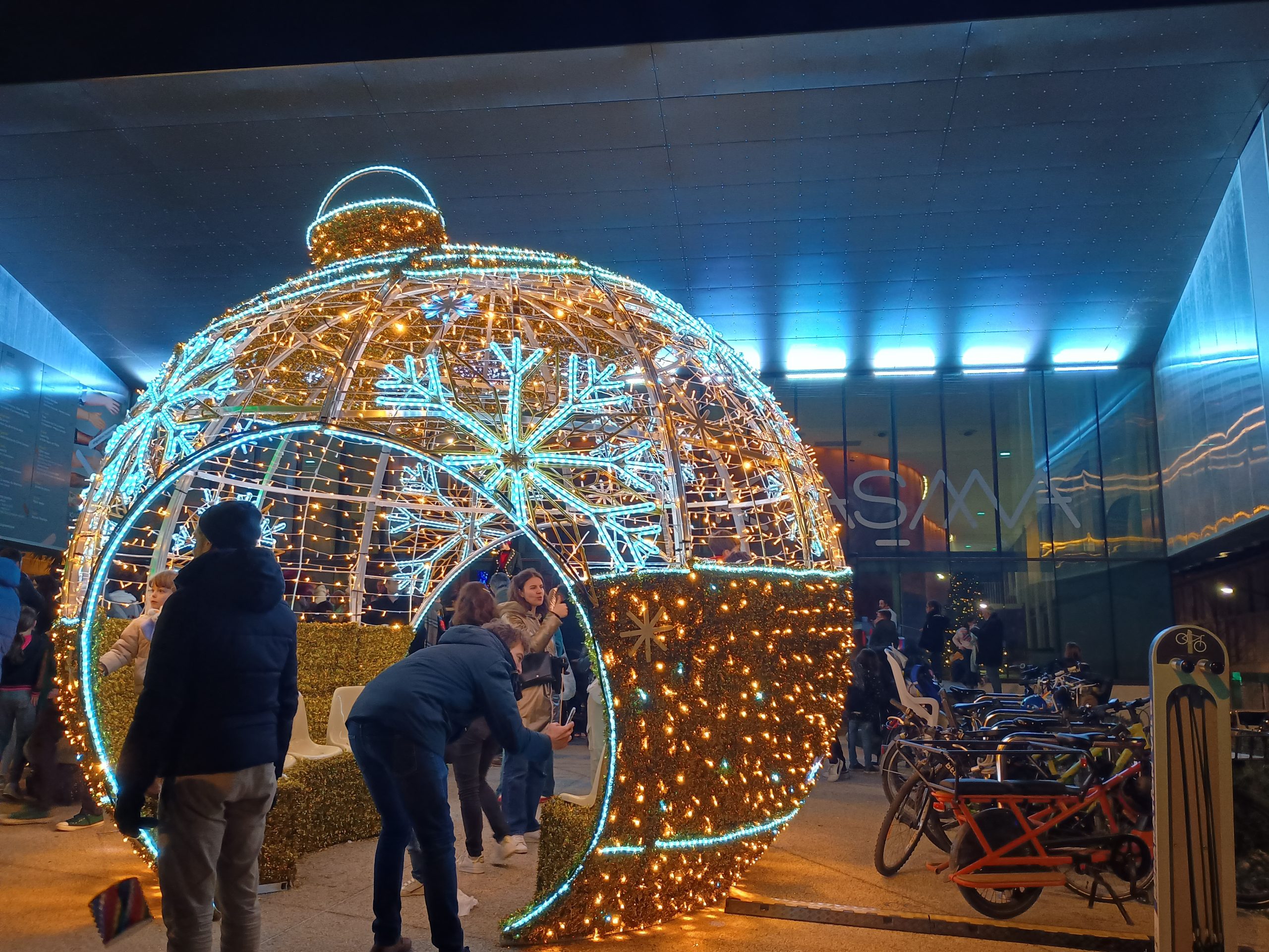La boule de Noël lumineuse devant le Kiasma