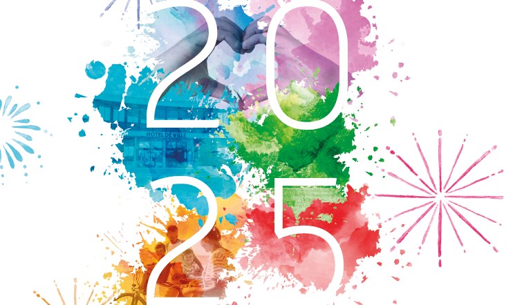 Une carte de voeux avec l'année 2025 en avant et des feux d'artifices tout autour