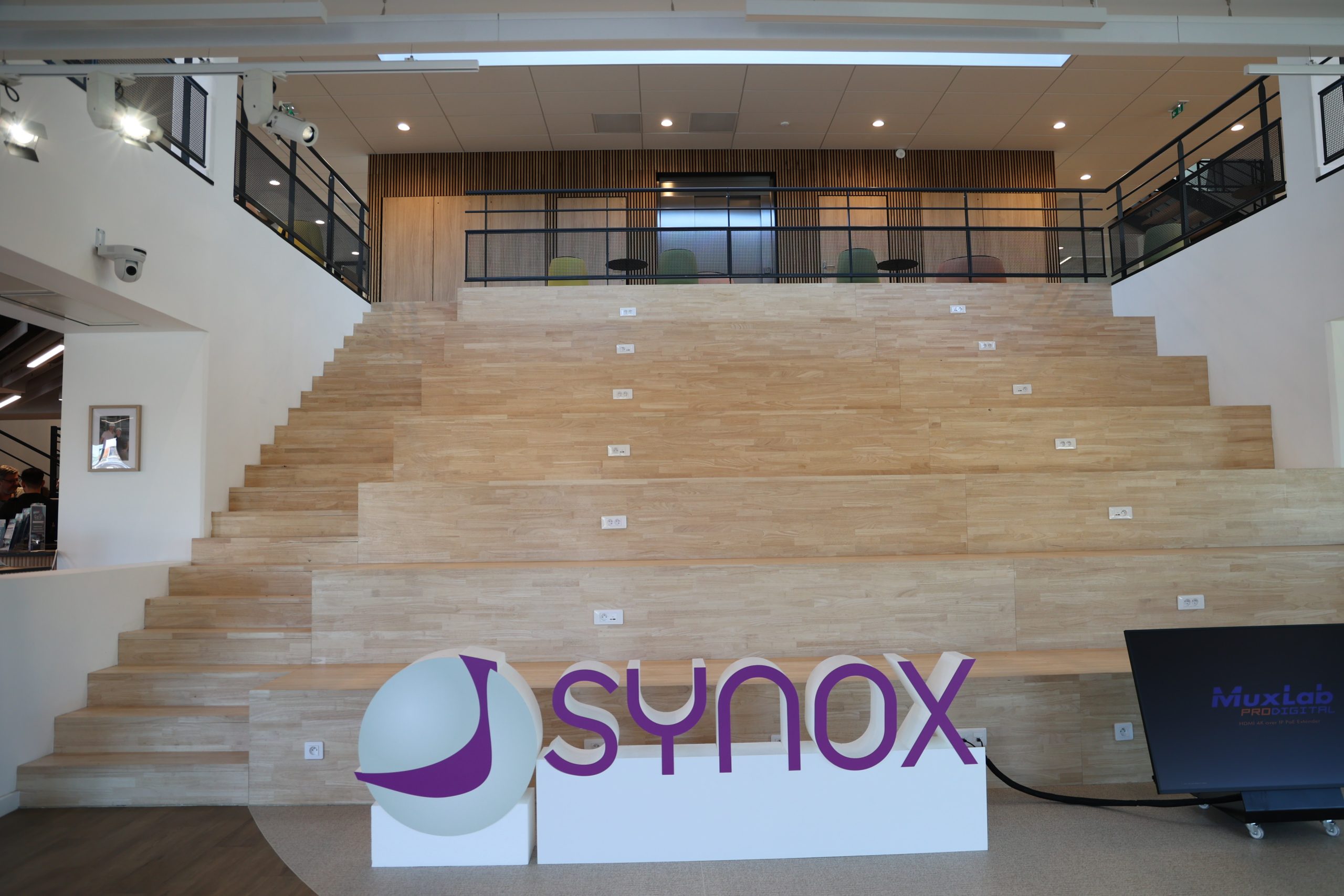L'agora de Synox, un amphithéâtre ouvert, accueillant