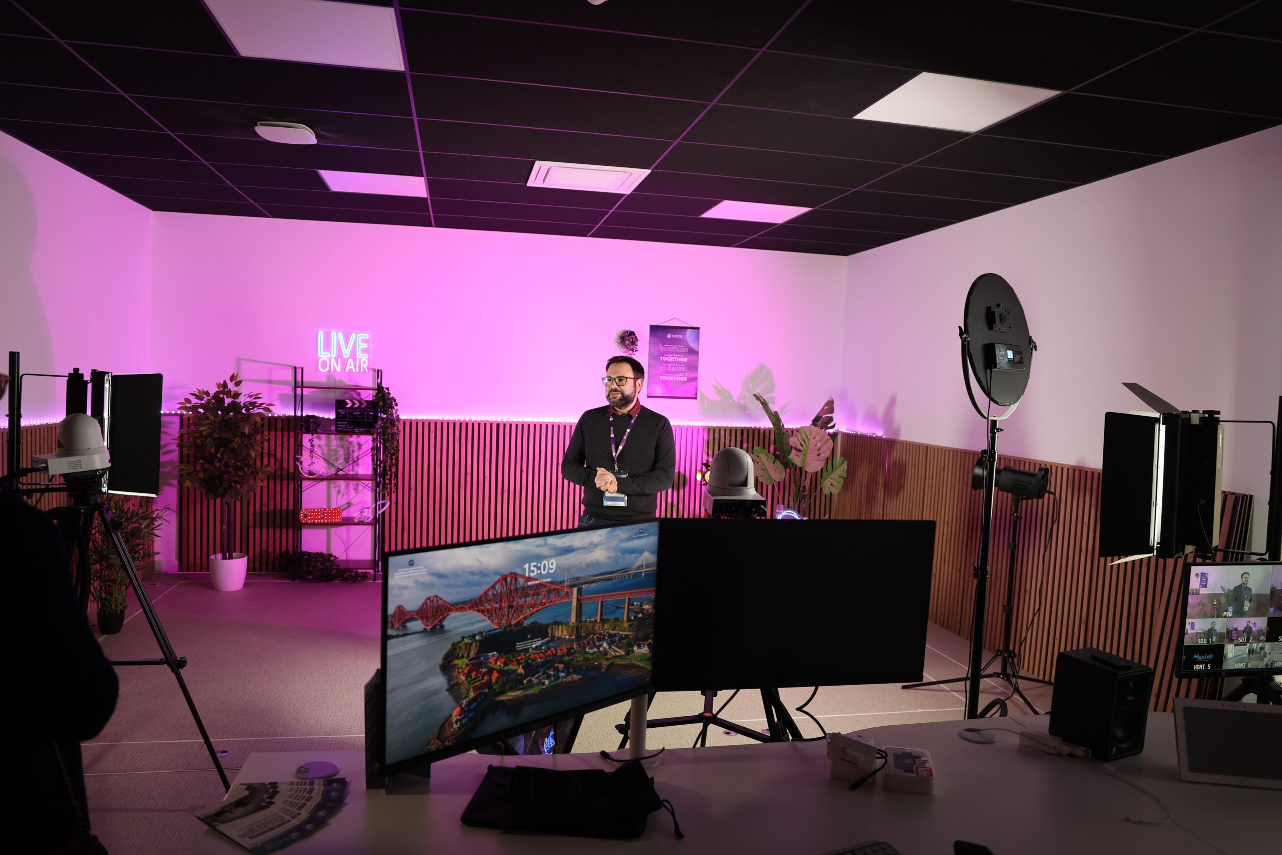 Le studio installé pour capter des images et du son, monter des vidéos