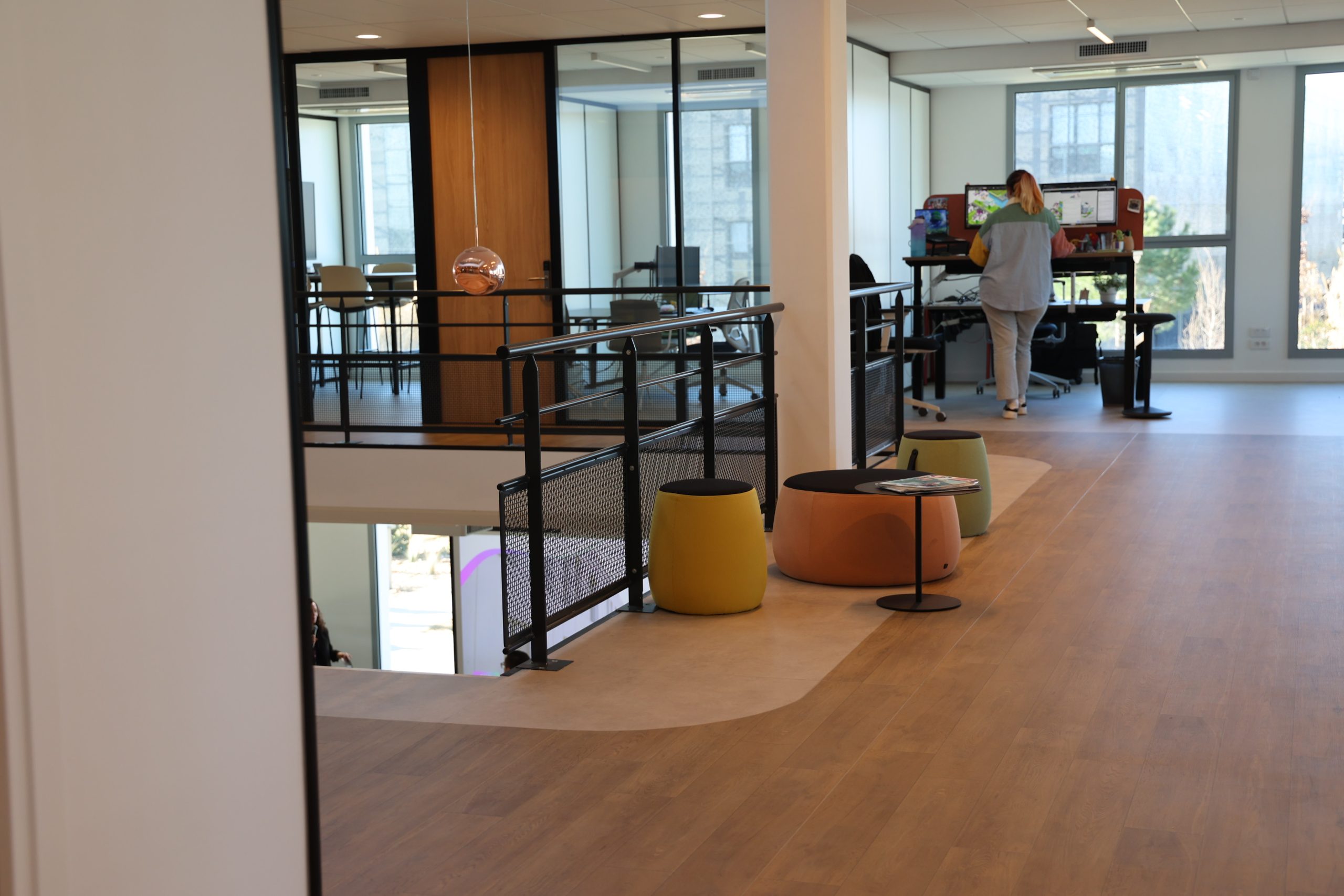 Travailler debout, une possibilité pour les collaborateurs de Synox