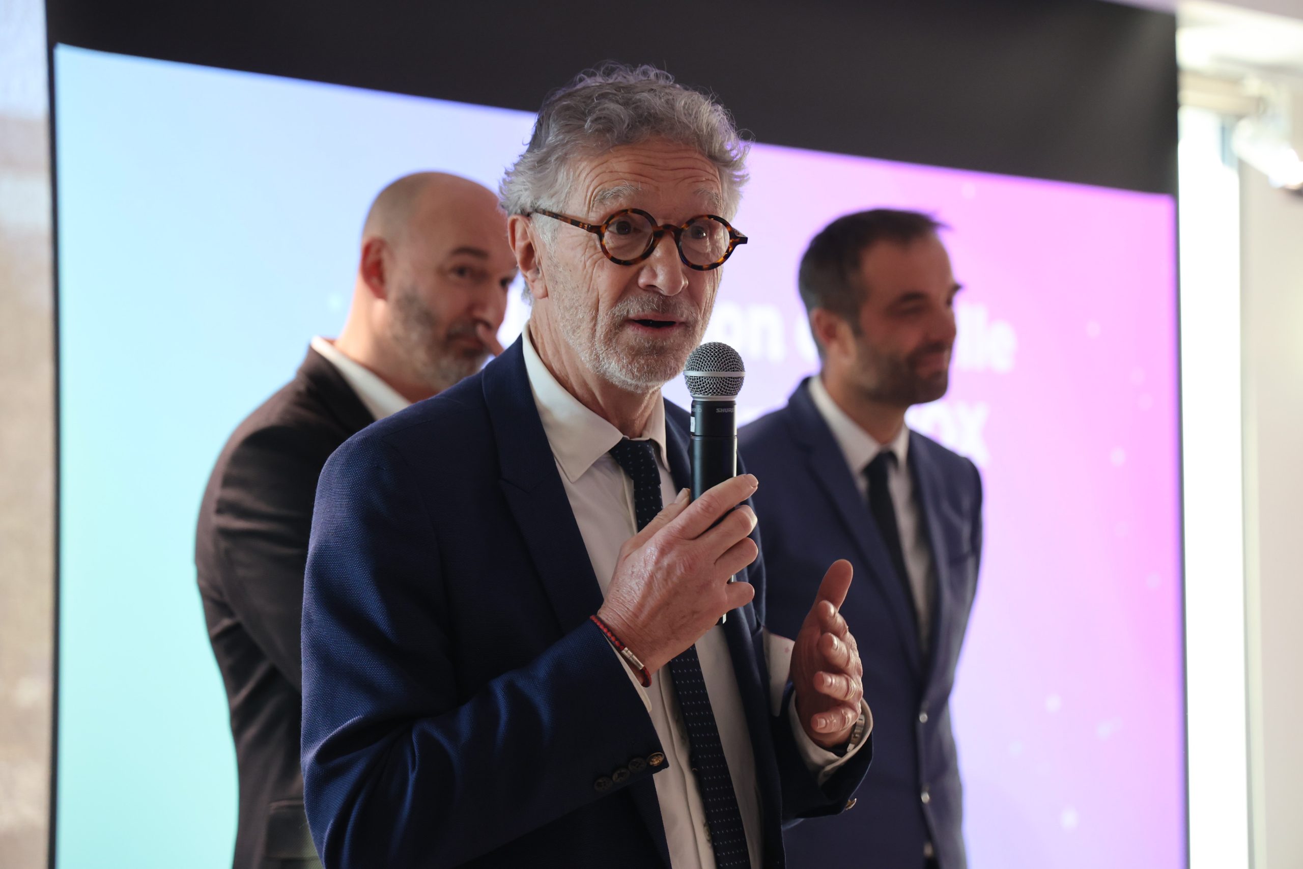 Gérard Sigaud au micro fait un discours