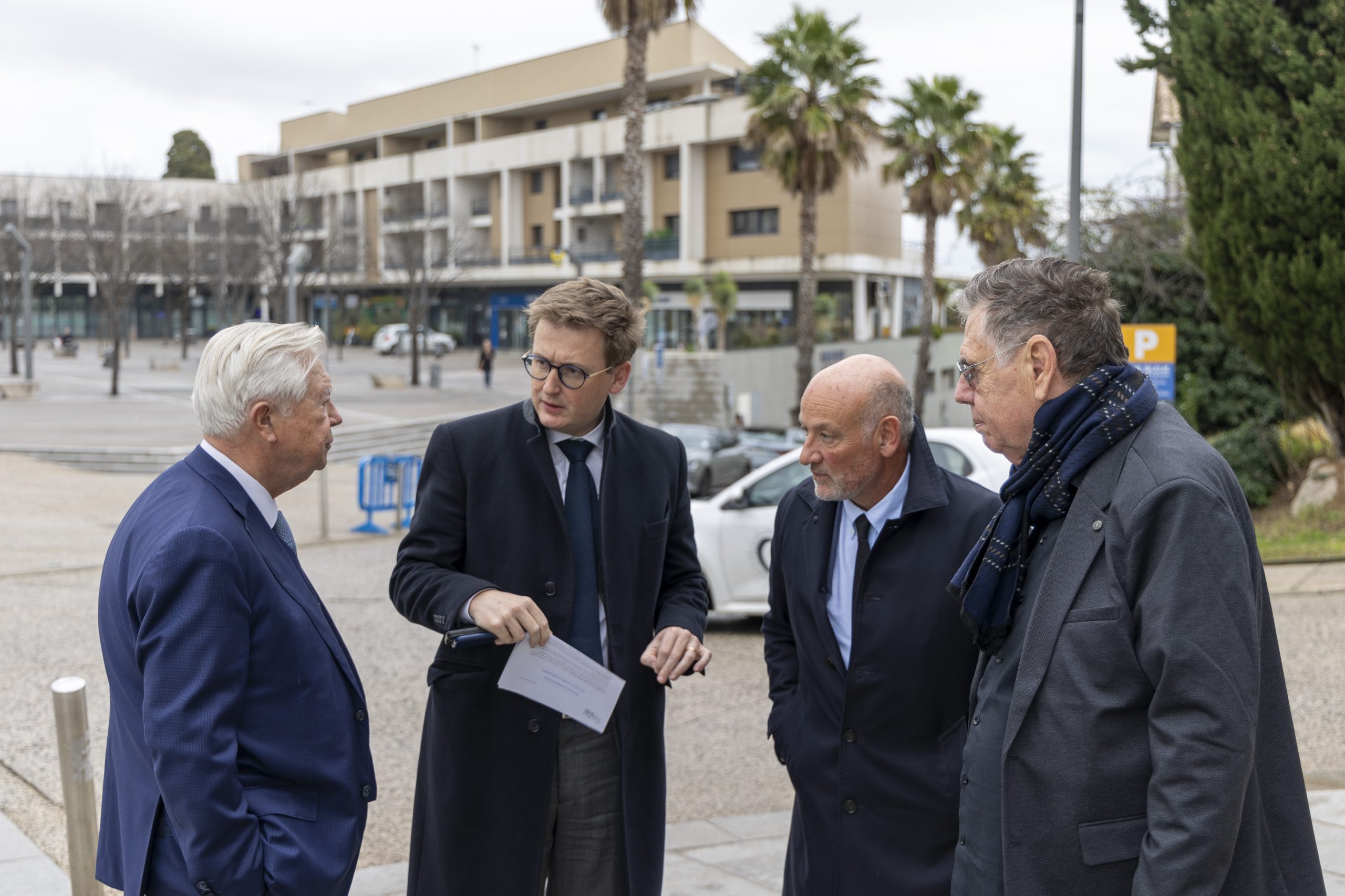 Le Préfet Lauch devant l'hôtel de ville de Castelnau avec le Maire Frédéric Lafforgue et le sénateur Jean-Pierre Grand
