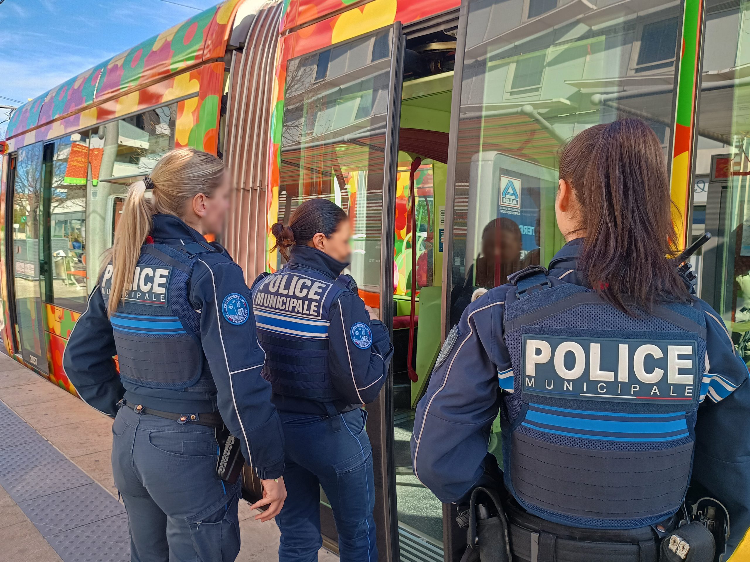 3 policières de castelnau devant le tram à fleurs de la ligne 2, avant le contrôle