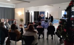 Des seniors participent à une animation. 