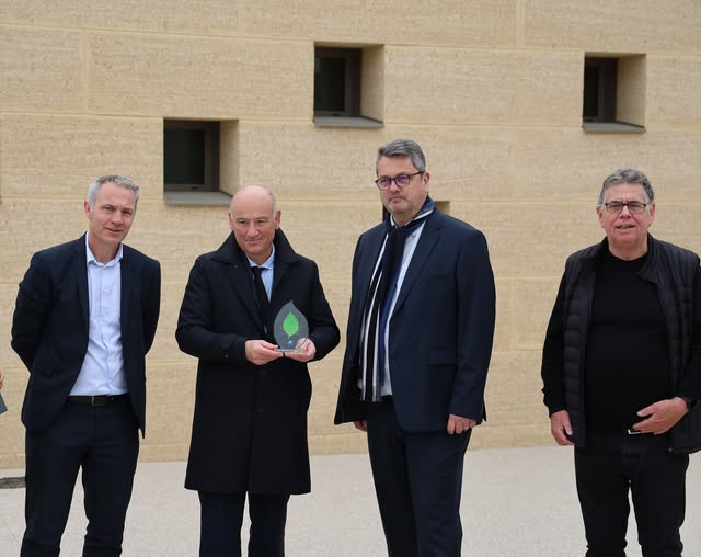 Remise d’un trophée « Prêt vert » par la Banque Postale à la Ville de Castelnau-le-Lez