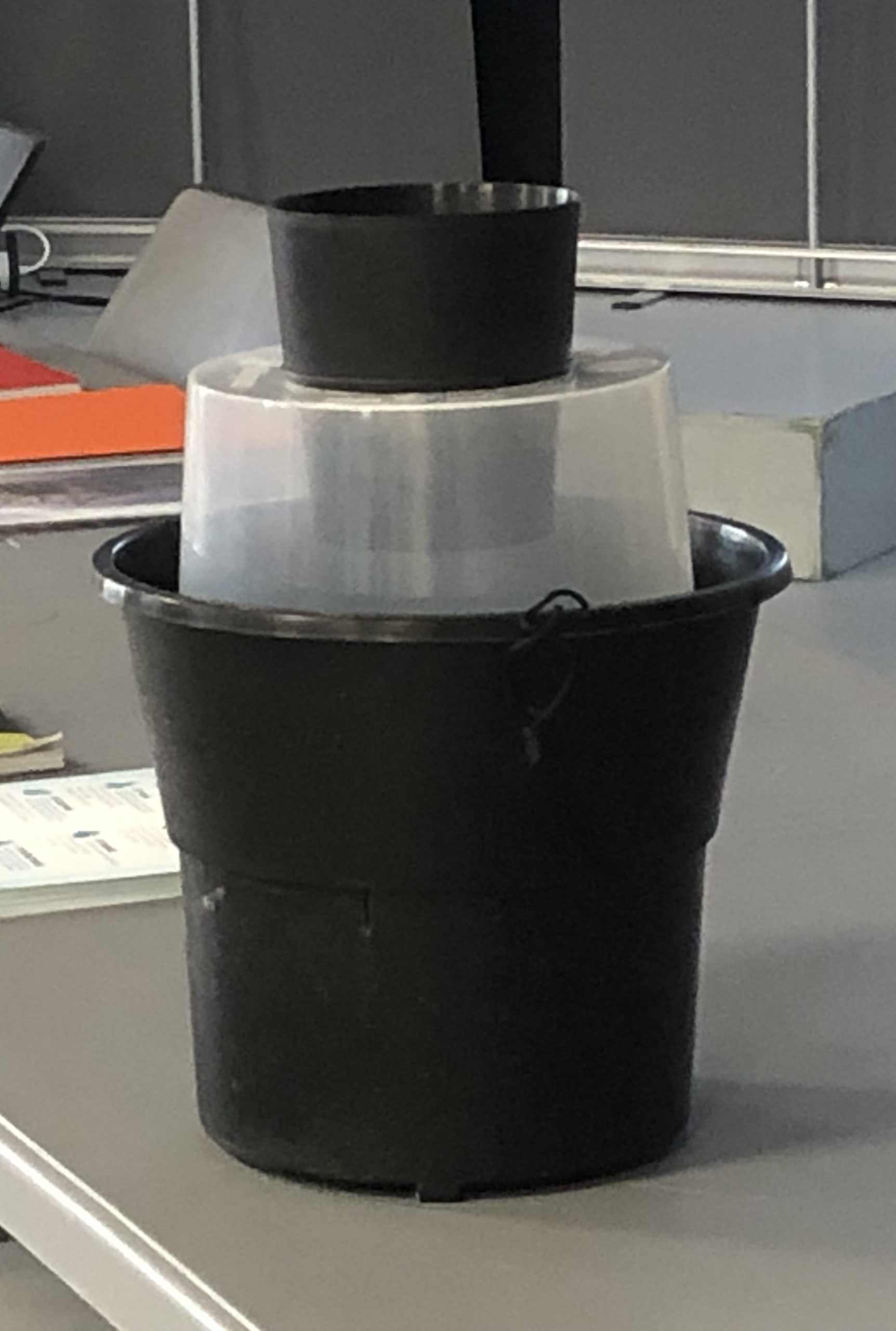 Un piège à moustiques posé sur une table