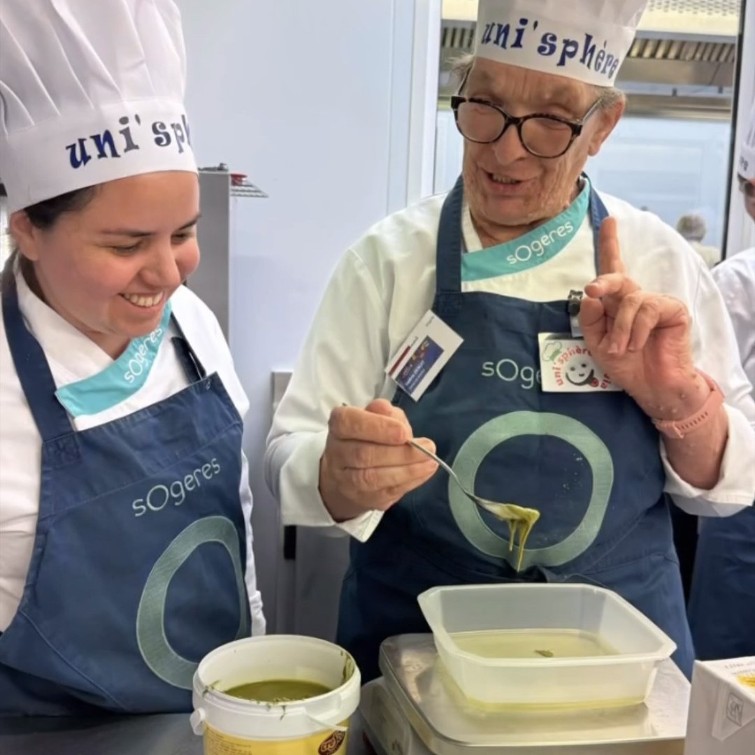 La résidente de l'Ehpd, Valérie, discute au-dessus de sa préparation culinaire