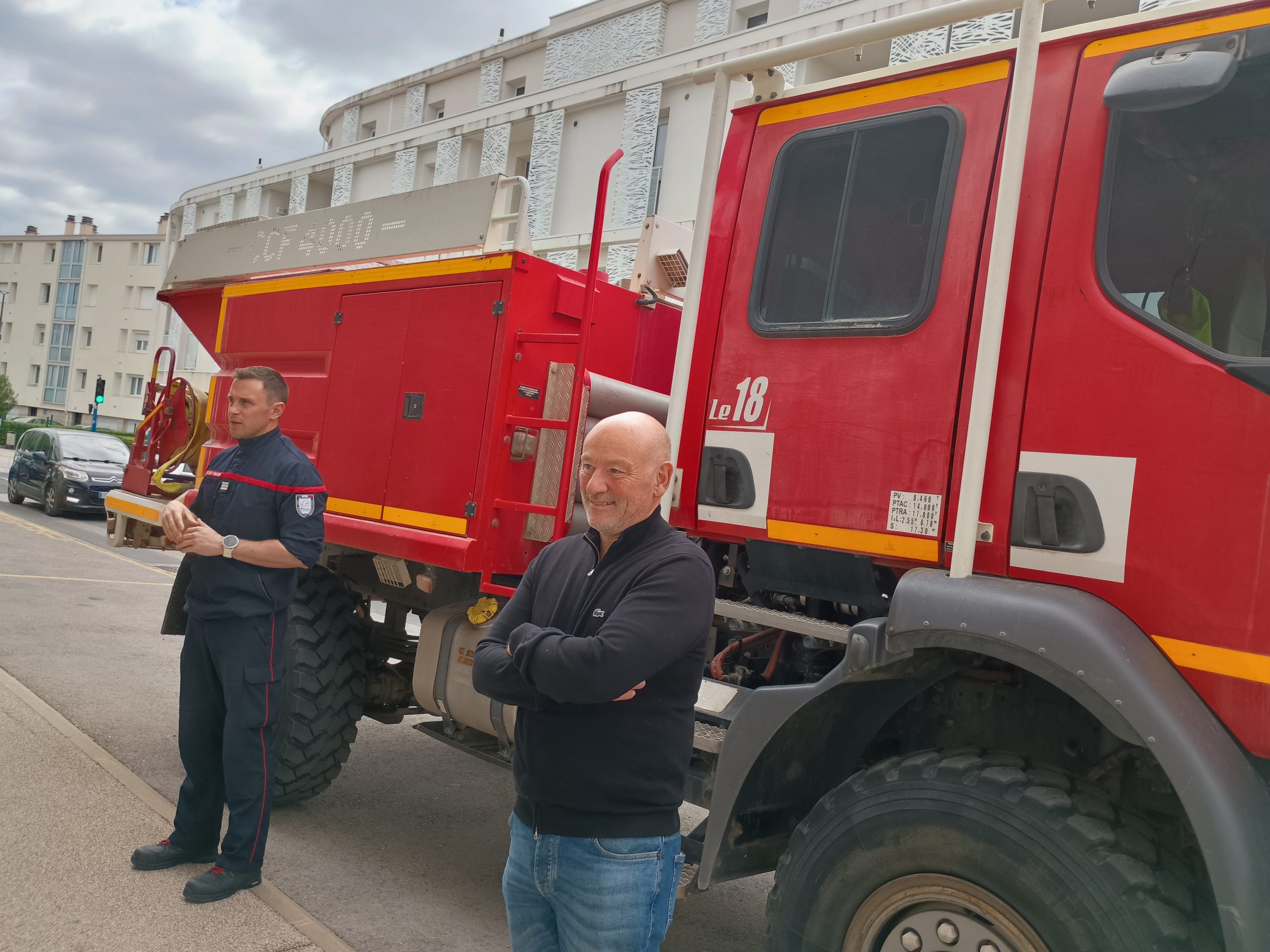 Le Maire et l'adjoint à la sécurité devant un camion de pompiers