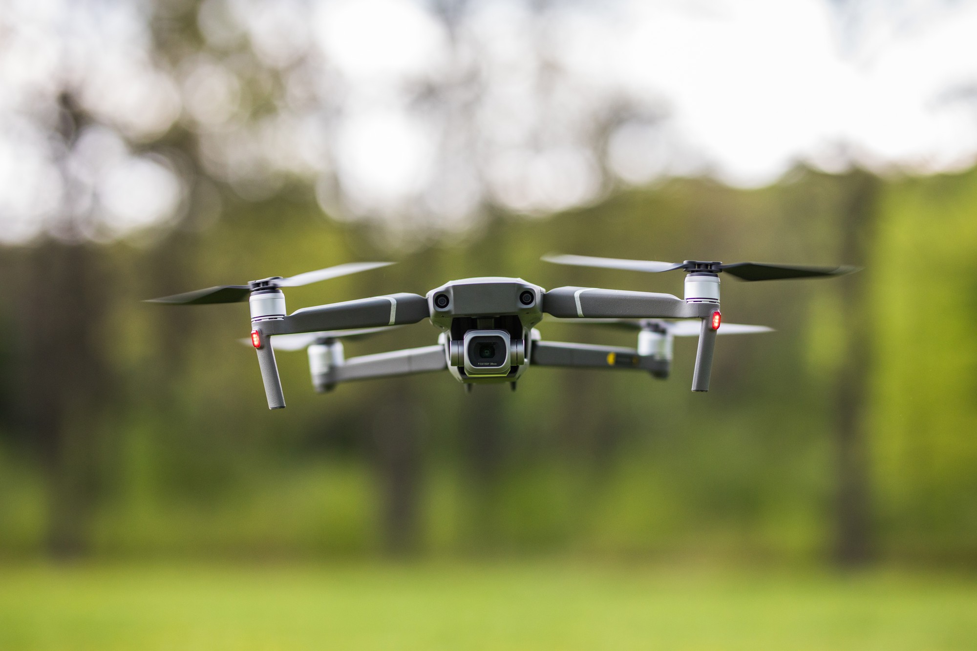 Un drone qui vole au-dessus d'un champ