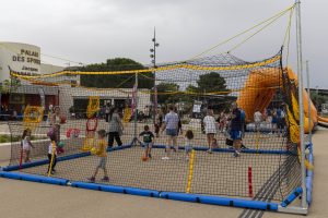 Une structure entourée de filets pour pratiquer des sports de ballon, devant le palais des sports de Castelnau. Photo de 2024