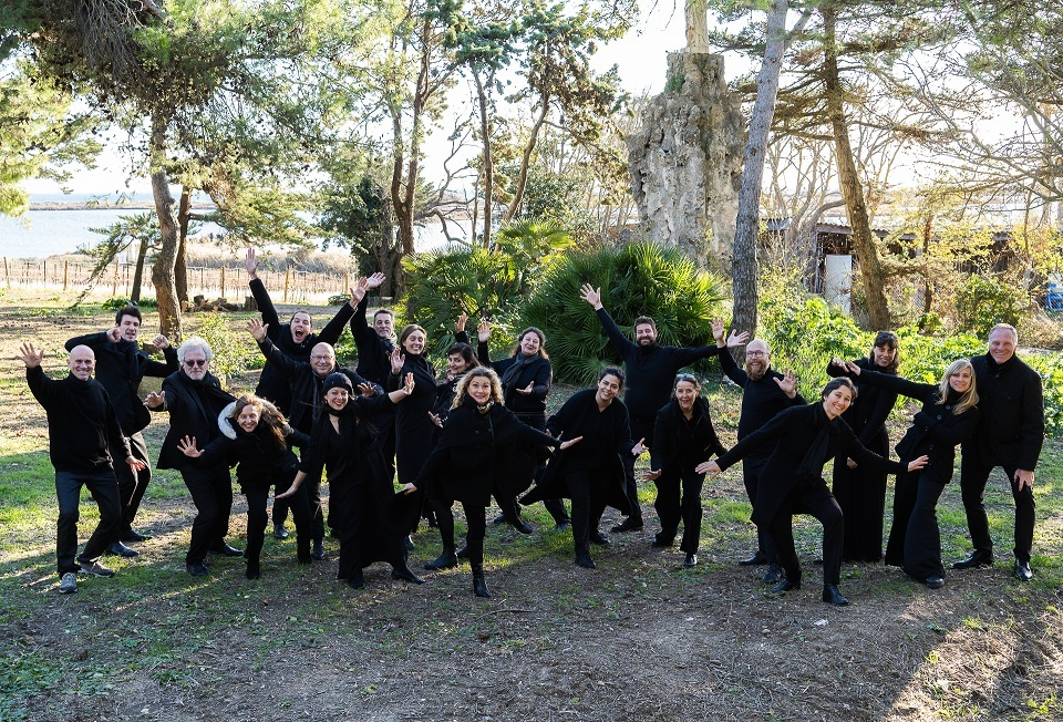 L'orchestre de chambre Ekho dans un parc, sur fond de végétation