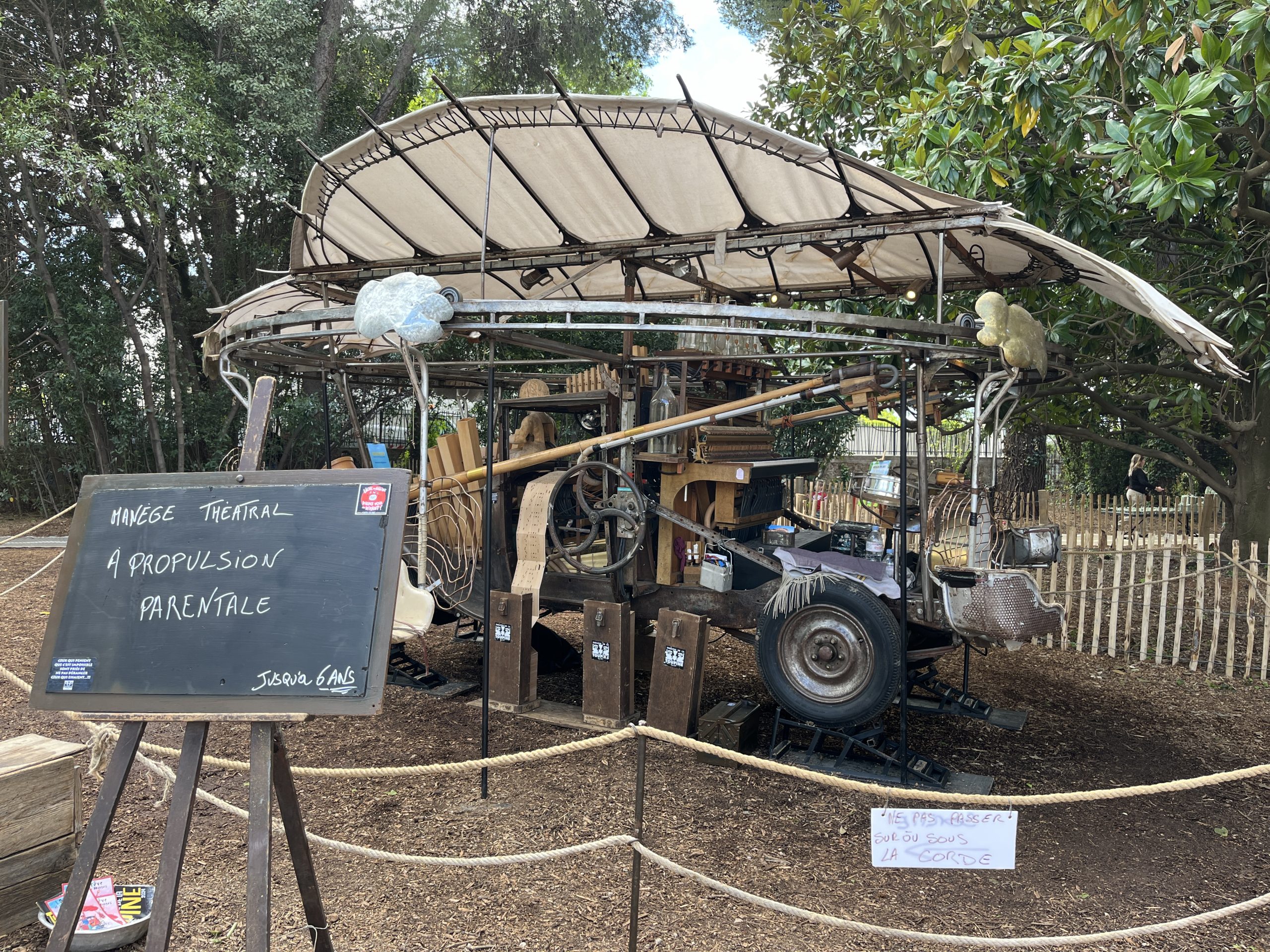 Le fameux manège théâtral à propulsion parentale, l'un des jeux vintage proposés lors de la Fête des Parcs