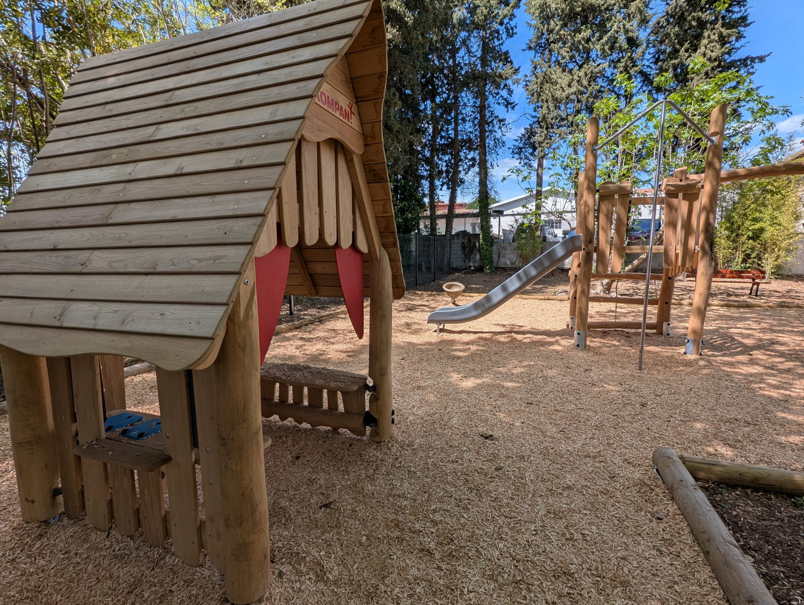 Une cabane en bois près du toboggan, au parc Pujol, à Castelnau-le-Lez