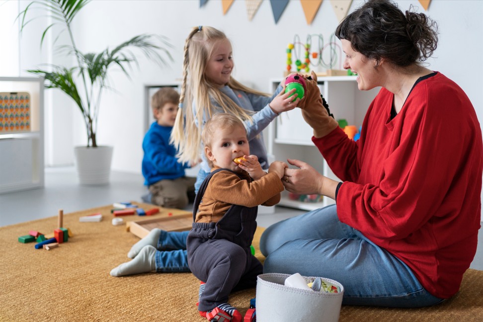3 enfants qui jouent en crèche avec une éducatrice