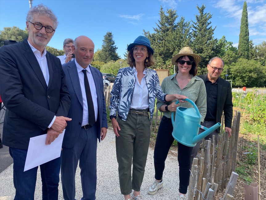 Les élus et les habitants inaugurent le parvis de l'école Saint Exupéry