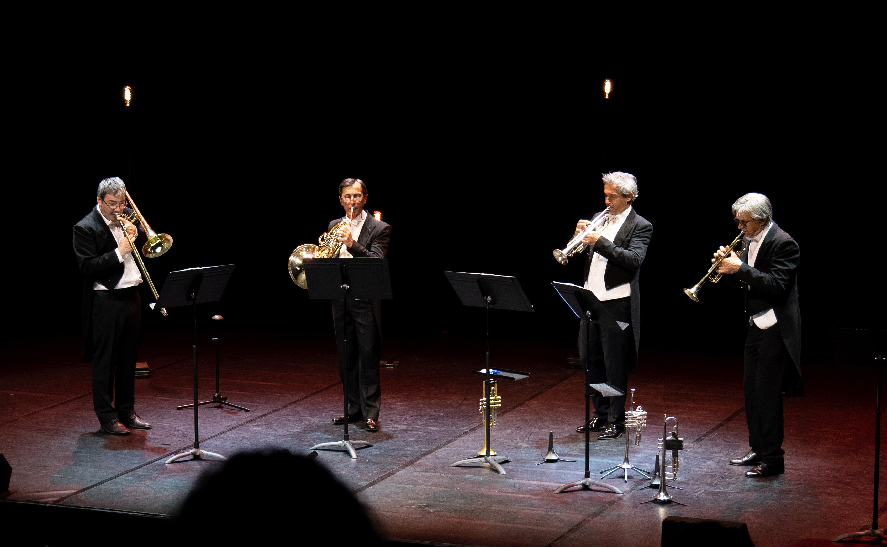 Le quatuor de cuivres de l'orchestre national Montpellier photographié sur scène, en concert