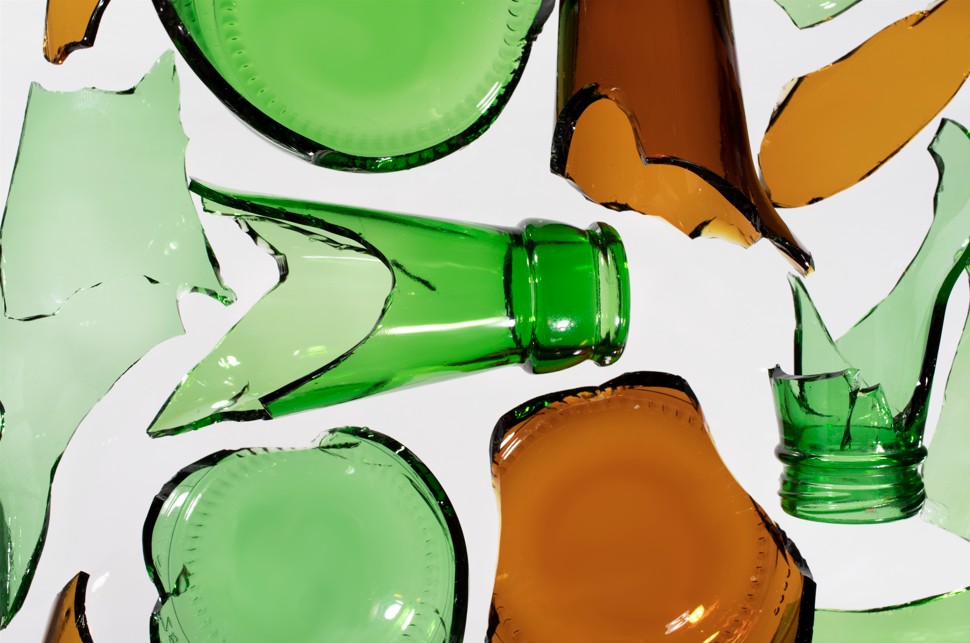 Des bouteilles en verre brisées vert et marron
