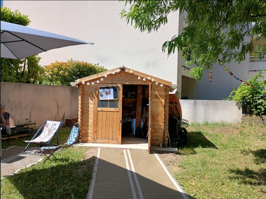 La cabane à outils avec un récupérateur d'eau latéral au Terrain
