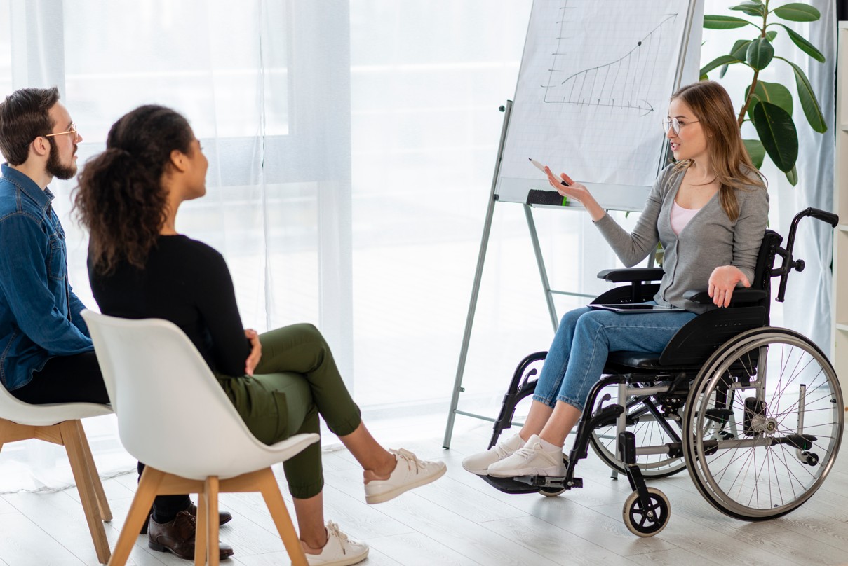 Une réunion entre personnes valides et handicapées au travail copyright Freepik