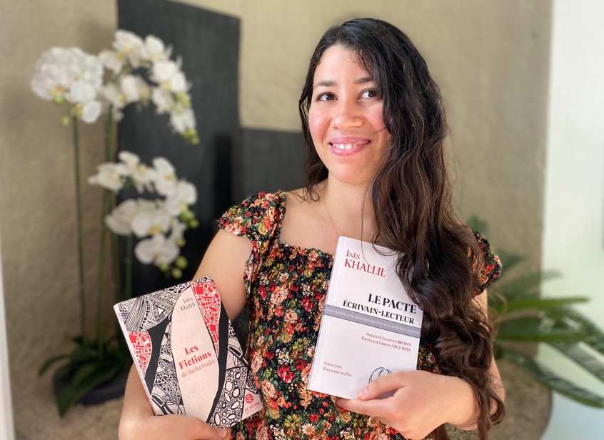 Portrait d'Inès Khallil tenant ses 2 livres à la main