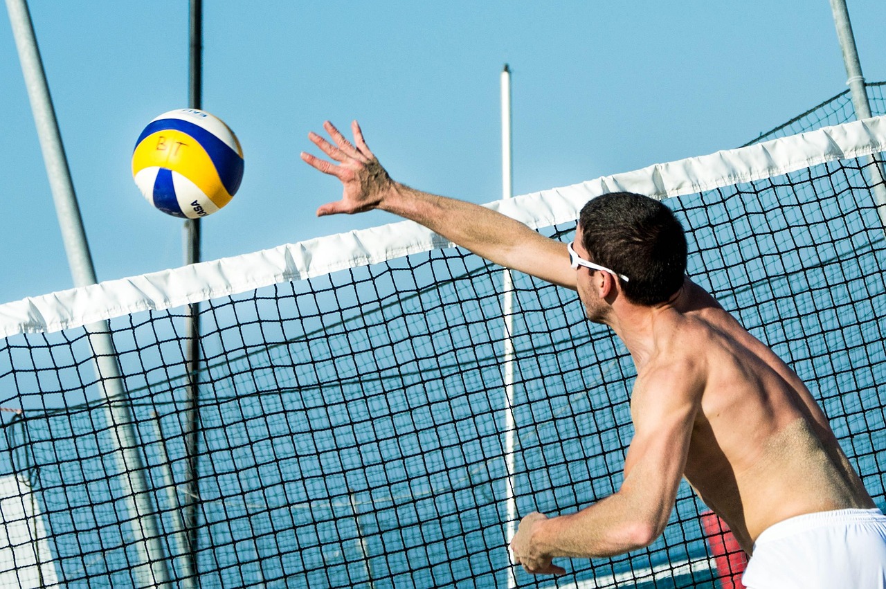 Gros plan sur un homme qui joue au beach-volley