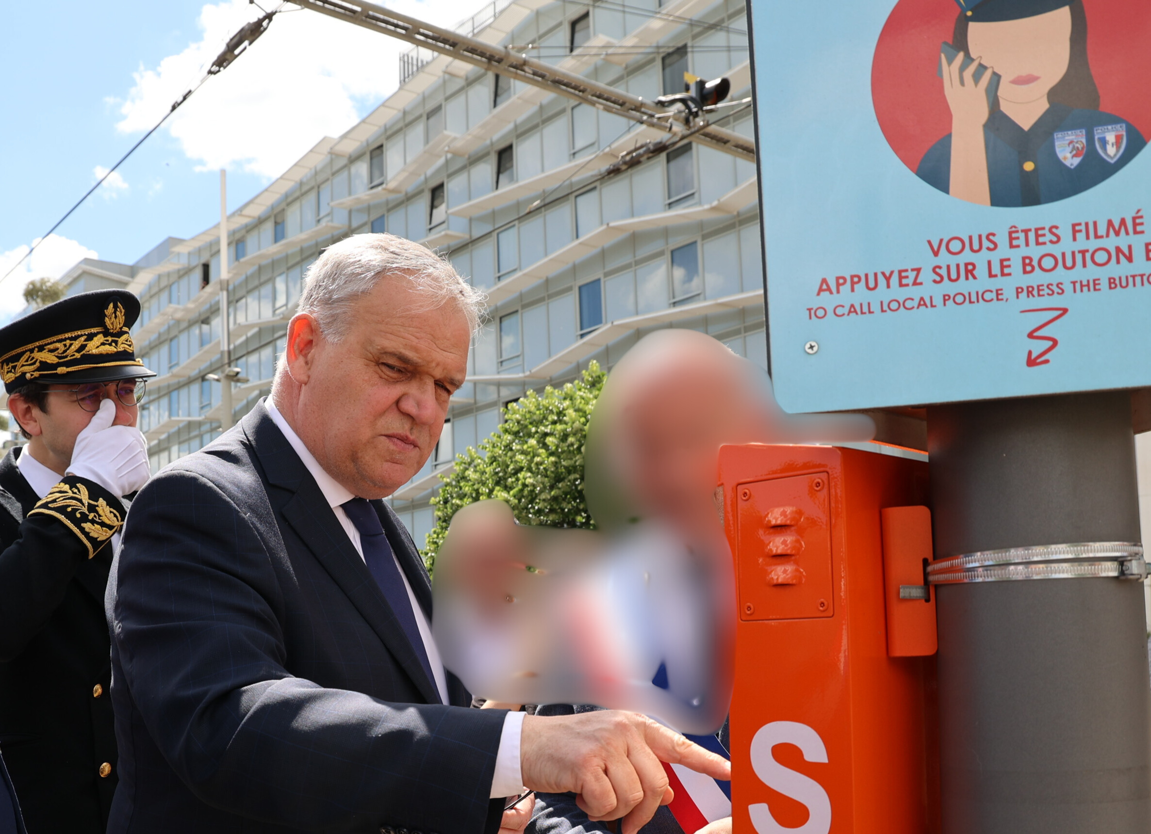 Le ministre Buffet teste la borne d'appel d'urgence place Charles de Gaulle à Castelnau-le-Lez