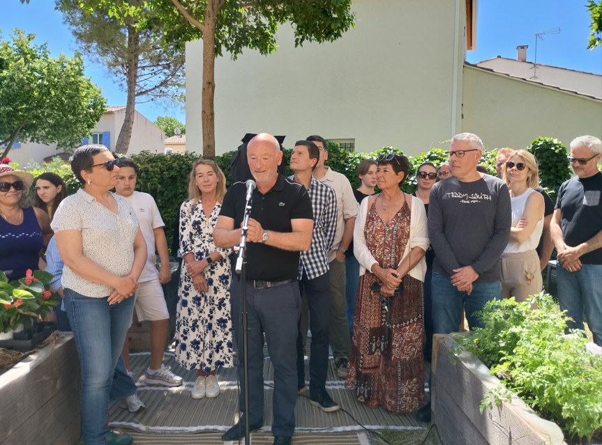 Le Maire de Castelnau-le-Lez au micro lors de l'inauguration du jardin partagé Le Terrain