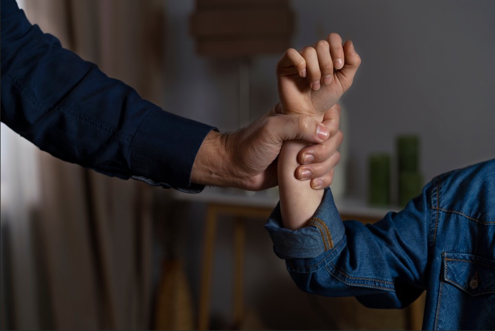 un adulte qui serre fortement le poignet d'un enfant copyright Freepik
