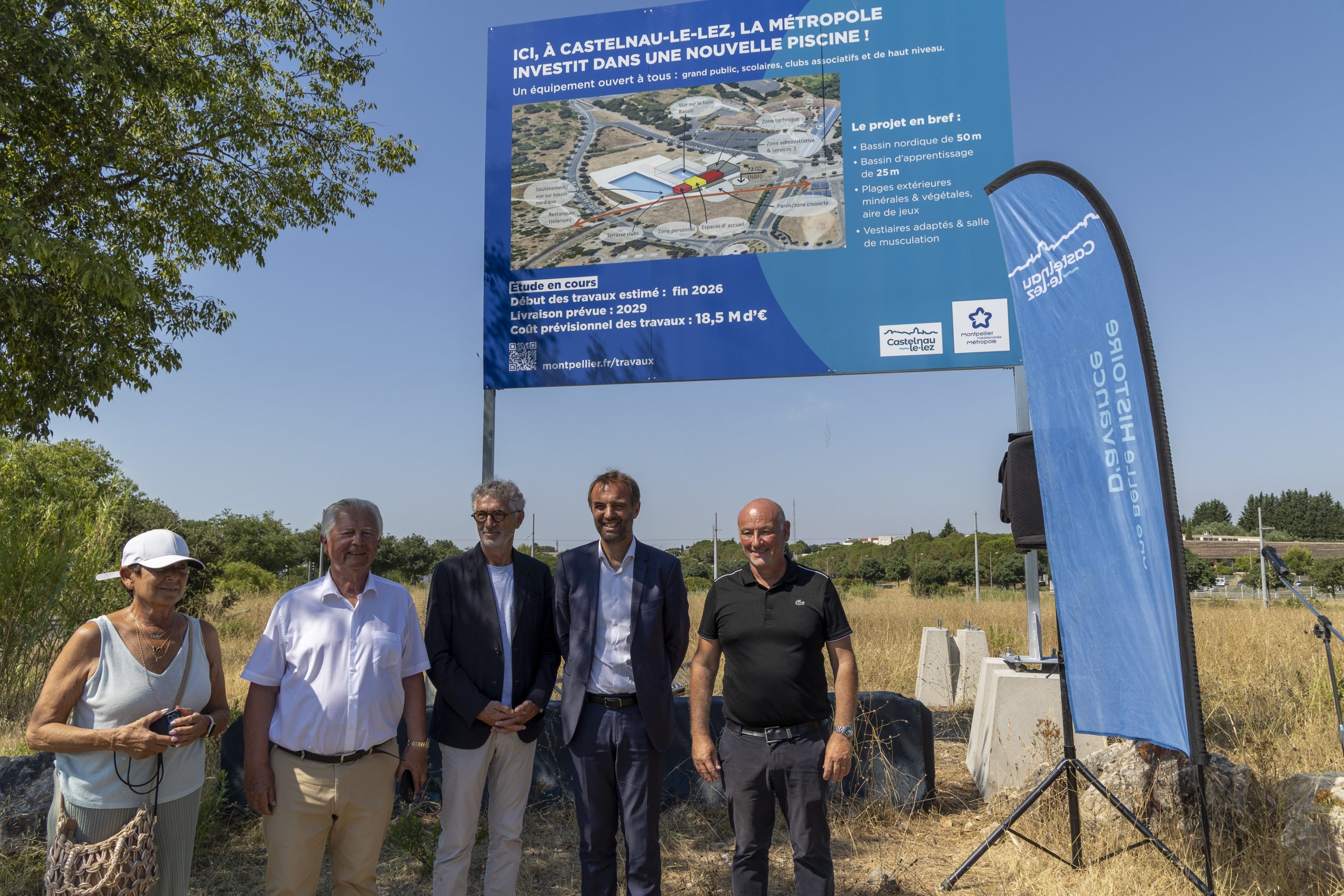 Le Président de la Métropole, le Maire de Castelnau-le-Lez et les élus du Conseil municipal devant le panneau descriptif de la future piscine