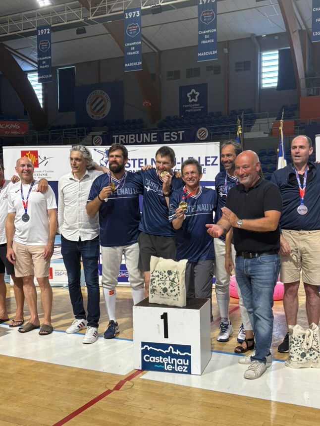 Le Maire et l'équipe vétérans du club d'escrime