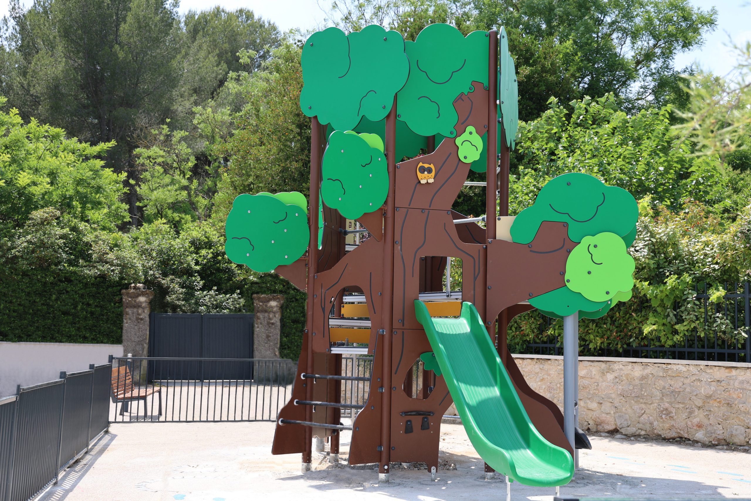 Le Platane (arbre à cabane) du parc des Ecureuils à Caylus