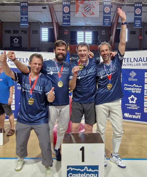L'équipe de vétérans du club Castelnau Escrime sur la première marche du podium aux championnats de France 2025