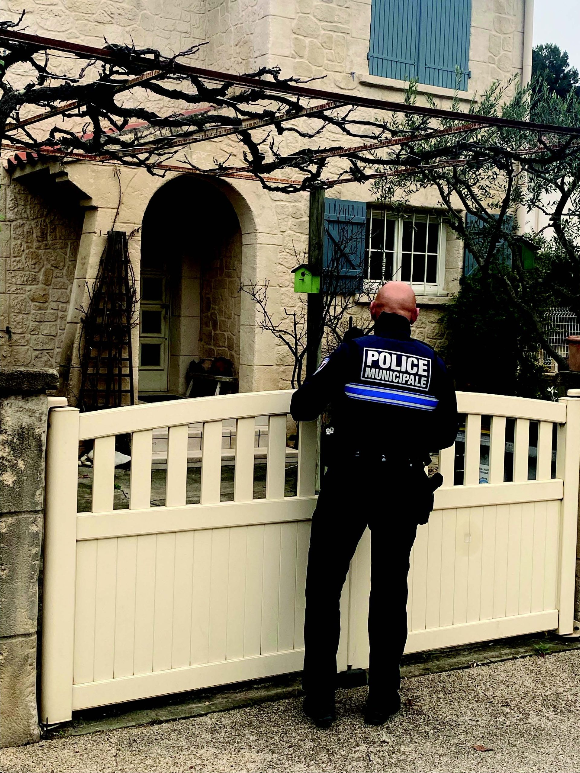 Un policier municipal devant une maison