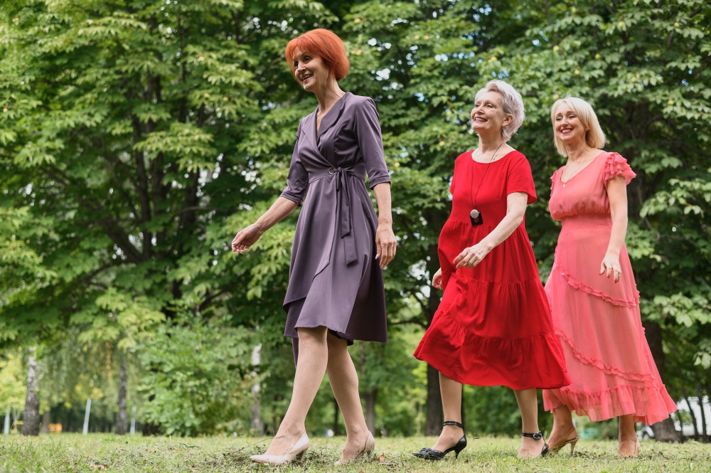 3 dames seniors en belles robes dans un parc
