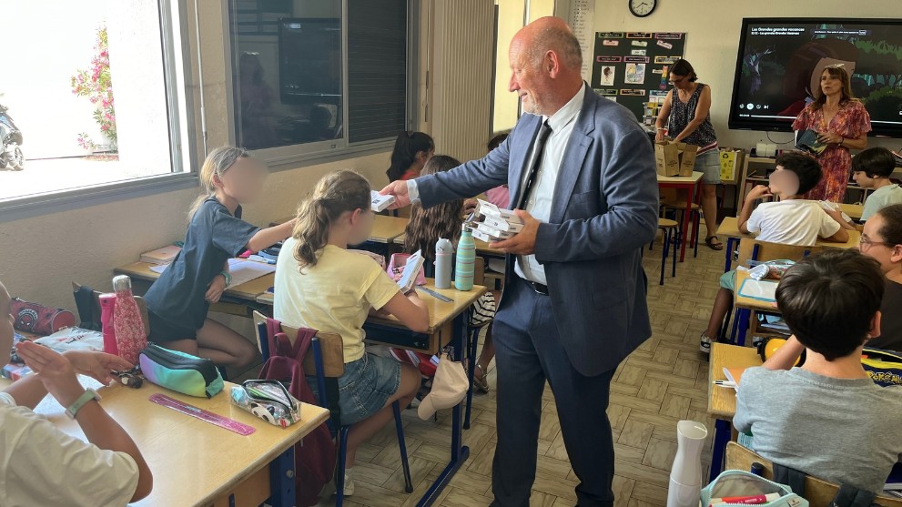 le Maire Frédéric Lafforgue distribue des calculatrices aux élèves de CM2 de Castelnau-le-Lez