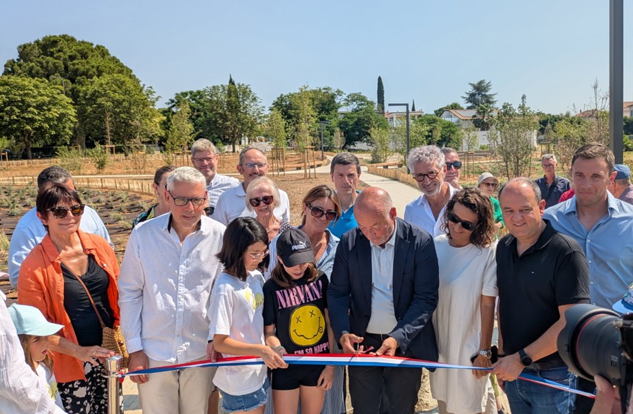 Frédéric Lafforgue et le conseil municipal coupent le ruban pour inaugurer le parc Frédéric Bazille