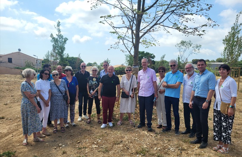 Les élus de Castelnau-le-Lez près du tilleul remarquable du bois du Devois