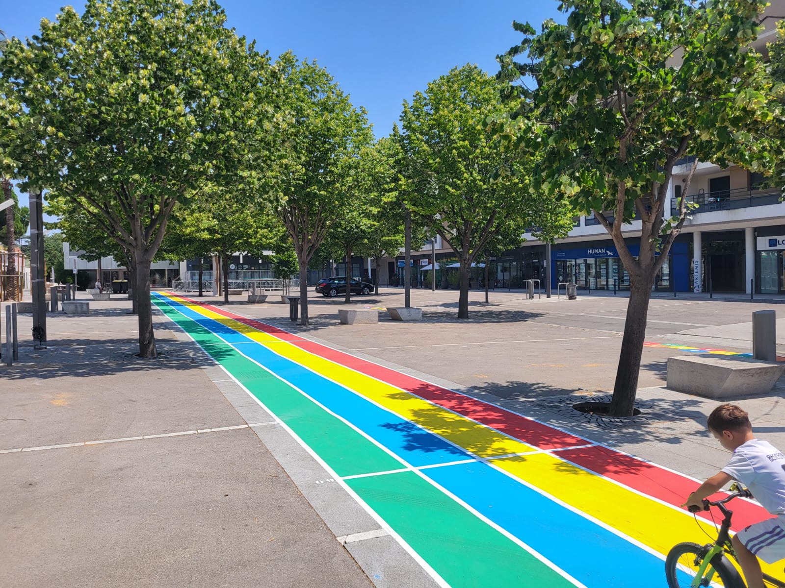La place vibrante, une piste d'athlétisme sur laquelle un enfant fait du vélo