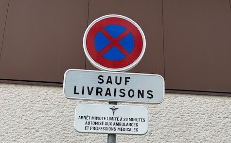 Un panneau autorisant le stationnement des ambulances et professions médicales sur les places de livraison à Castelnau-le-Lez